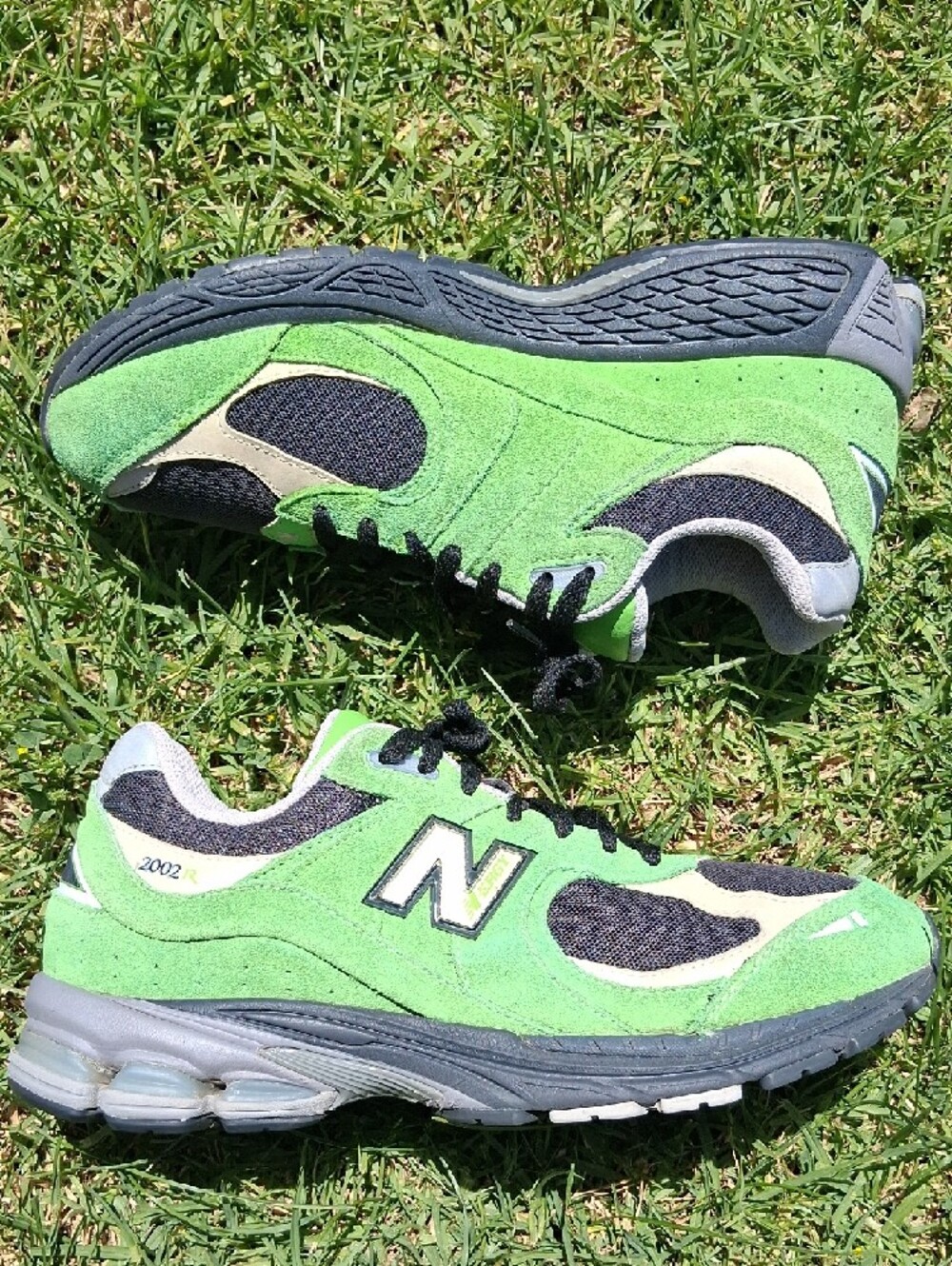 New Balance Men’s Green and Black 2002R Suede Mesh Sneakers - Picture 3 of 13
